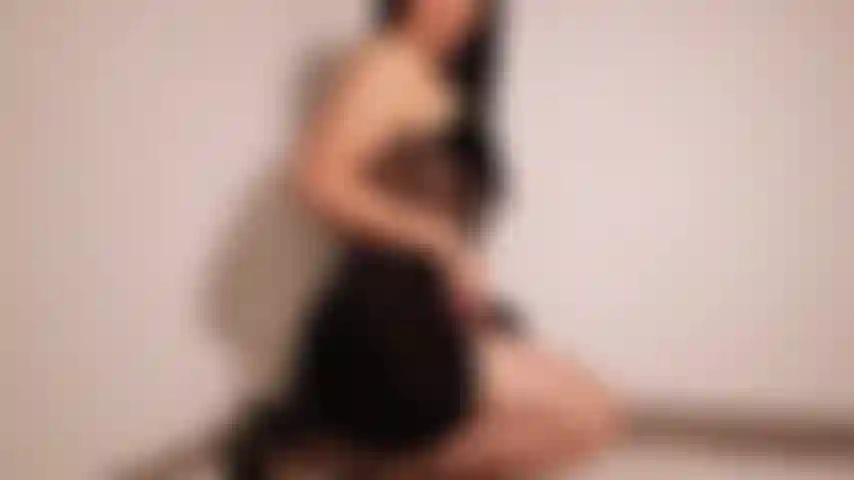 Una milf sexy che sa cos'è il vero divertimento.