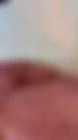 Il mio corpo oleoso ti aspetta. Accarezza le mie tette, scendi fino alla mia figa e aprila come un regalo. Le mie dita la lavorano, aprendola sempre di più, mostrandoti l'interno caldo e bagnato che urla di volerti dentro. Vieni per me.