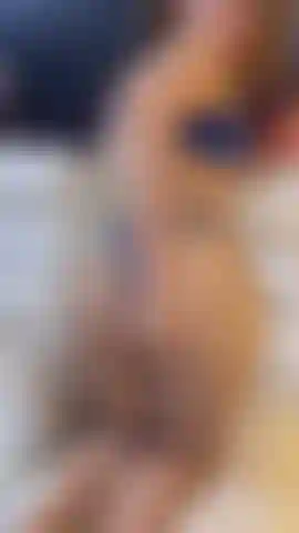 Guardami mentre gioco con il mio delizioso vibratore finché non spruzzo e gioco con le mie tette.