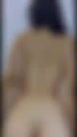 Metti il tuo dito, la tua lingua e il tuo cazzo nel mio culo.