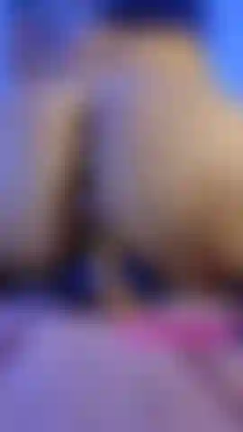 Collegata e seduta sul dildo.