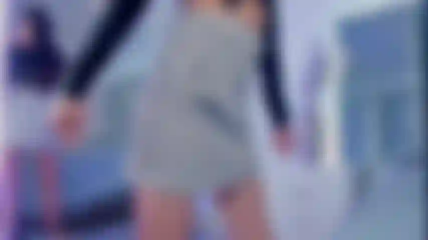 Che indossa una minigonna sexy.