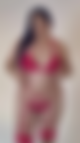 Le mie curve sexy sono nude per te... Sei pronta a continuare?