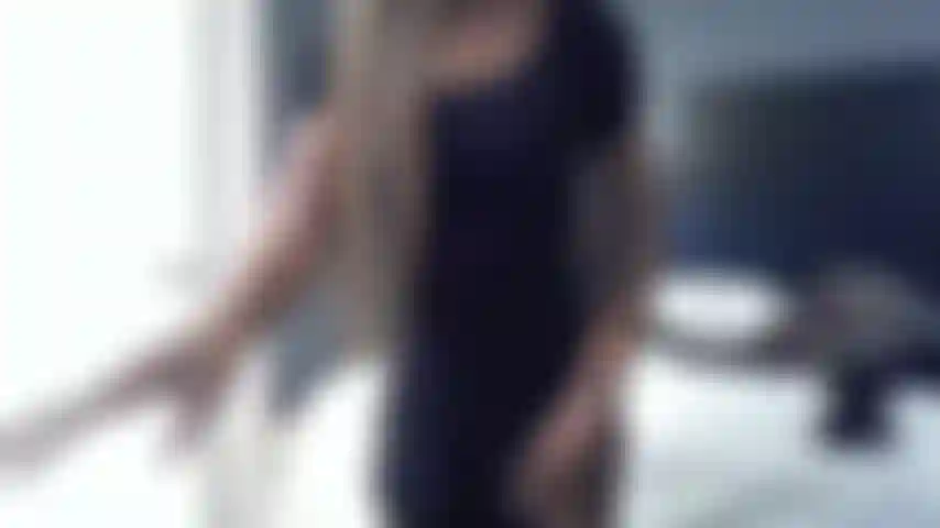 Caraibica che balla nuda in modo erotico.