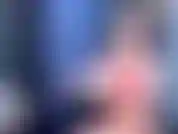 Gonfiando vari palloncini e facendoli scoppiare con le mie mani.