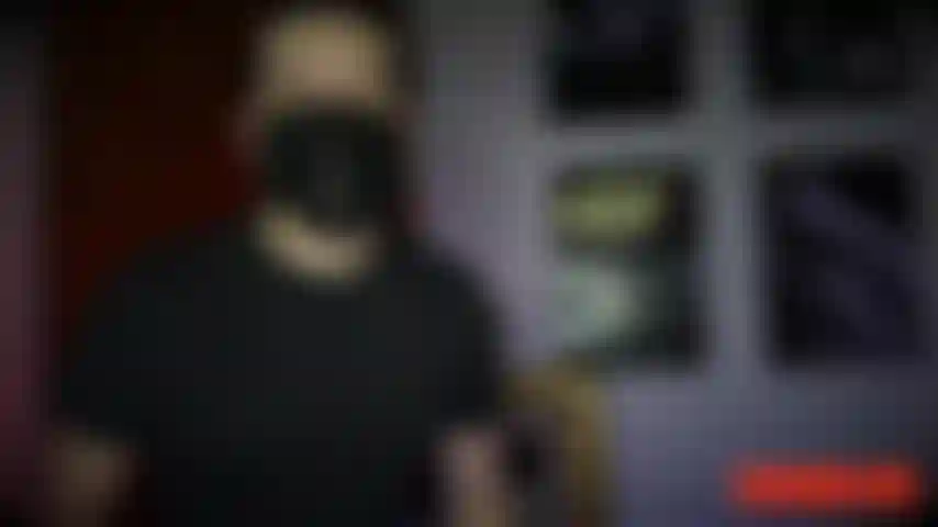Batwoman fanciulla in pericolo! È stata legata, imbavagliata con una pallina, bendata e poi provocata. Guardala dibattersi tra le sue corde e i suoi legami.