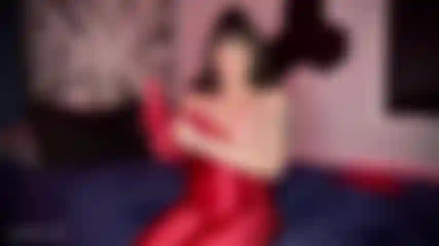 Trailer di adorazione del corpo rosso lucido.