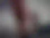 Pov dei miei piedi da vicino. Guarda i miei sottili piedi di porcellana taglia 9 con le unghie dei piedi rosse scricchiolare, allargarsi e dimenarsi per te mentre ti do un po 'di joe allo stesso tempo.