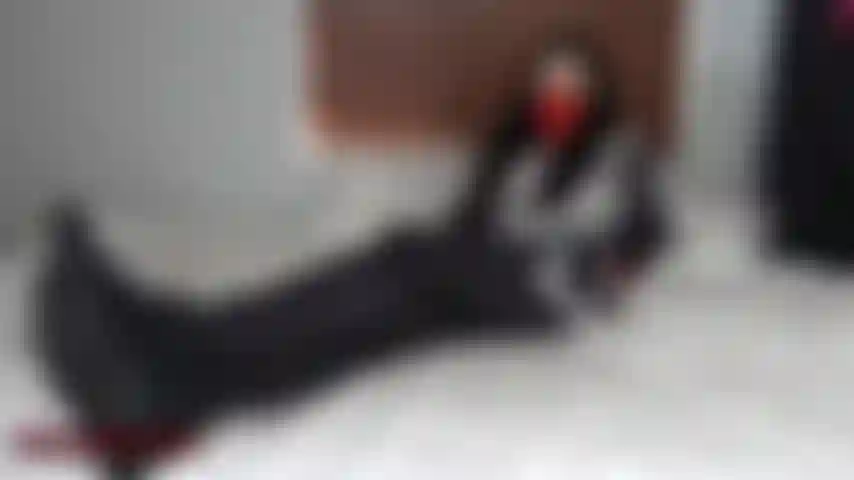 Sei stata sorpresa ad annusare e rubare mutandine e scarpe da donna, quindi questa super eroina decide di darti una dura giustizia con un po' di umiliazione del piede. Ha delle scarpe da ginnastica sporche e puzzolenti per te!