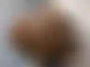 Il capo fa la valutazione delle prestazioni e tu hai fallito. Ora l'unico modo per mantenere il tuo lavoro è adorarmi. Inizia a pulirmi i talloni con la tua lingua e ad adorare i miei piedi, poi passeremo al mio culo.