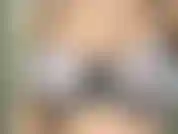 Ti faccio innamorare e adoro le mie tette. Mi stringo e mi strofino le tette per farti implorare e adorare il terreno su cui cammino. Poi gocciolo olio su tutte le mie tette e lo strofino finché non fai esplodere il tuo carico.