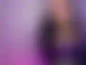 Ti fumo la sigaretta in faccia mentre ti do joi.