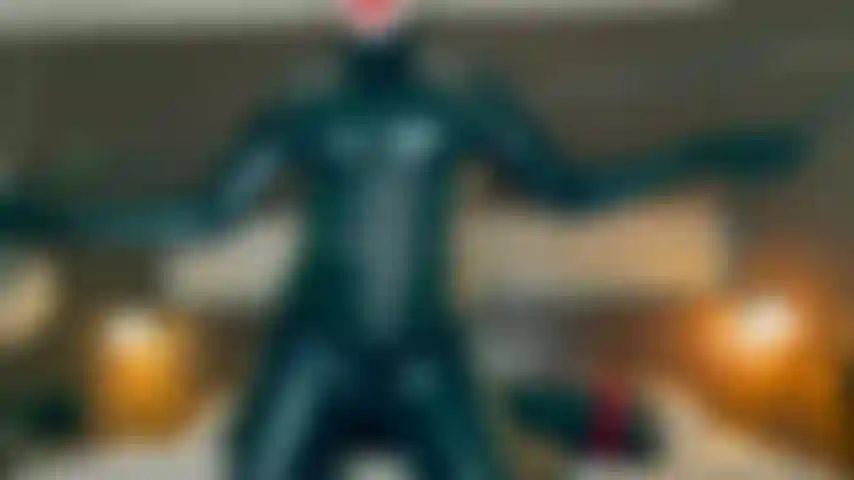 Sotto la roulotte delle zampe di catwoman.