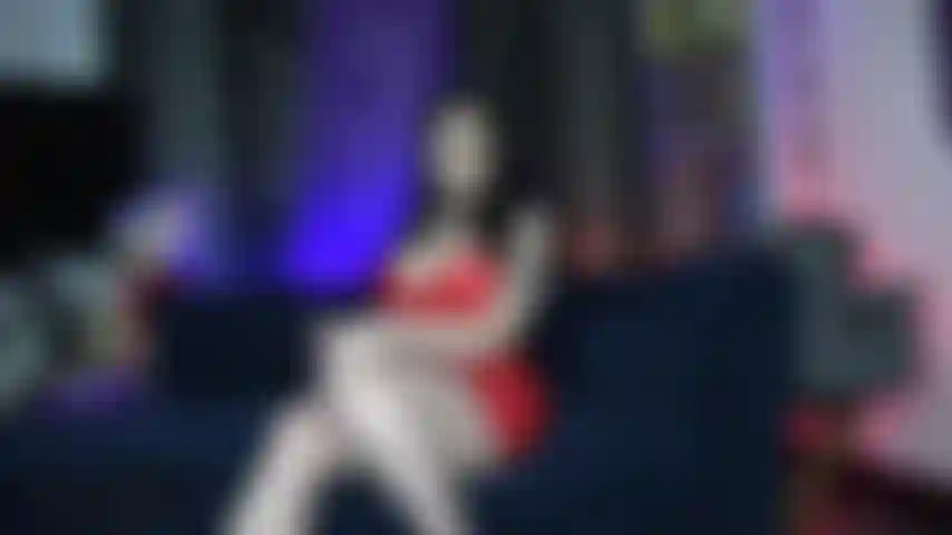 Indosso il mio vestito rosso lucido e gommoso, calze a rete con décolleté a punta in vinile rosso, niente mutandine. Tenendomi il culo coperto mi sculaccio, mi metto un bavaglio e mi faccio venire due volte con il mio vibratore.