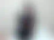 Nella mia uniforme scolastica giapponese, comincio a strofinarmi la figa sulle mutande. Poi infilo le dita sotto le mutandine e mi faccio un dito. Uso anche il mio vibratore! Adoro mostrare a papà come squirto nelle mie mutandine.