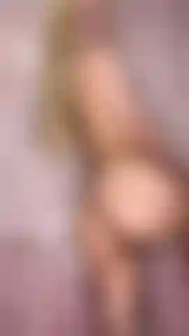 La fica gioca sotto la doccia.