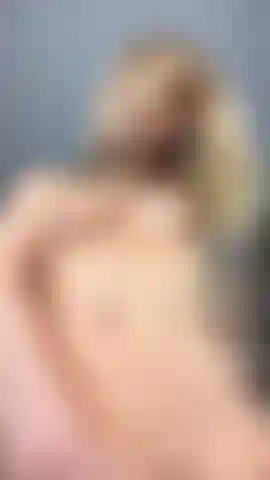 Le mie dita giocano con la mia figa. Ma sogno la tua lingua. Vista dall'alto e niente in più tranne i miei dolci gemiti.