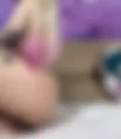 La mia figa bagnata e 5 dita. Sorprendentemente, è riuscita a prenderli).