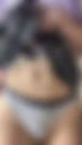 La tua ragazza preferita si spoglia per te).