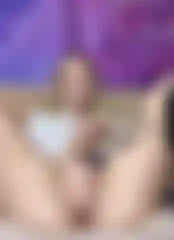 La tua studentessa preferita e birichina gioca con la figa.