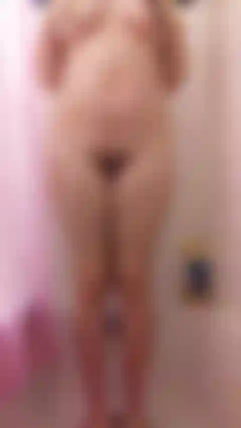 Spettacolo nella doccia e gioco con la figa!