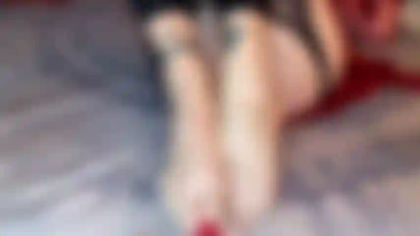 Strofina la figa pelosa della milf, solo la punta del giocattolo di vetro, con l'azione dei piedi.