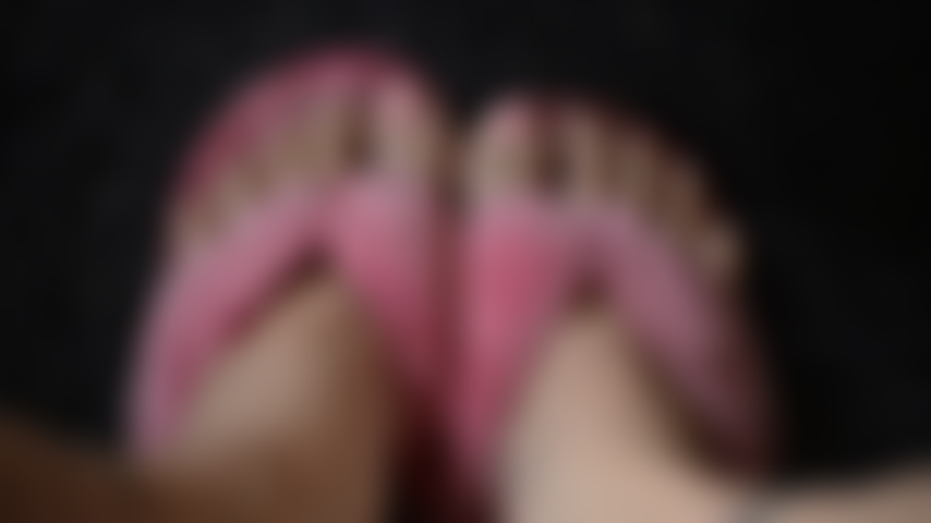 Sfolgorante pantofola sfocata, unghie rosa fresche su piedi da milf.