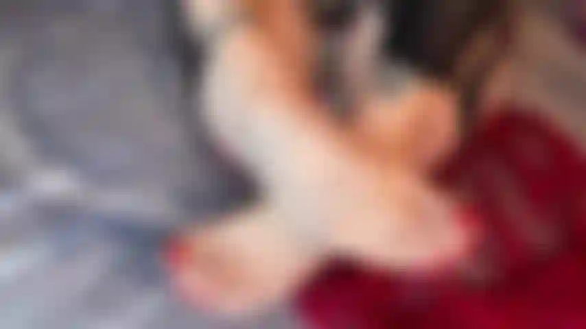 Dita dei piedi da milf, suole e perizoma stuzzicanti, strofinare la figa con le mutandine.