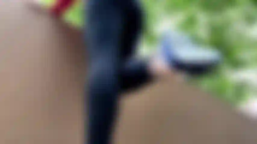 Scarpette da ballo puzzolenti penzolano, milf in leggings, dita rosse.