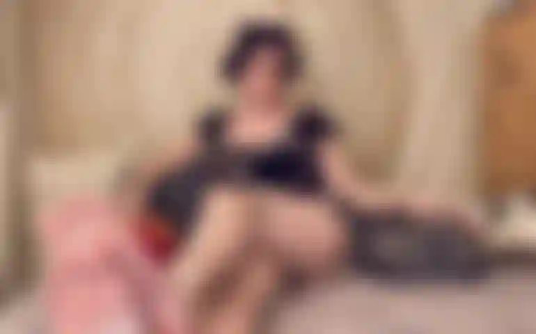 Suole e gambe in mostra, milf con occhiali e tatuaggi.