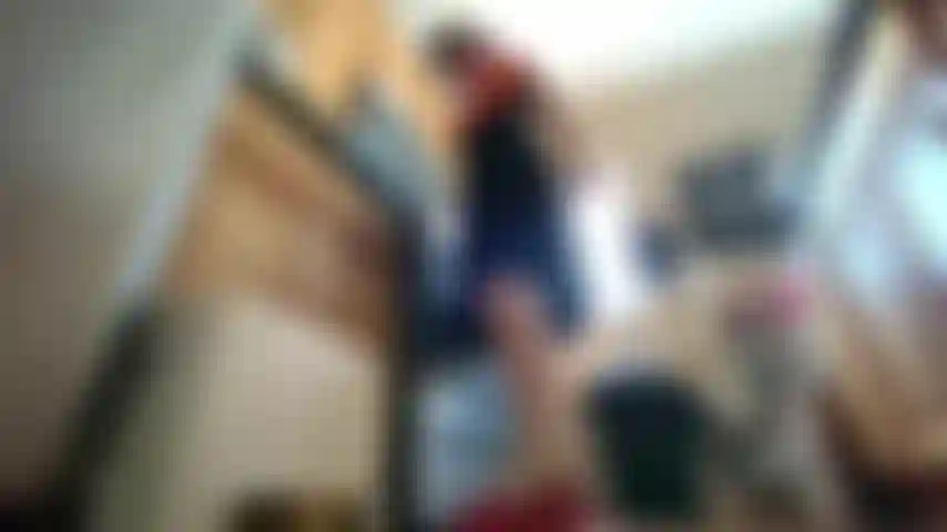 Gigantessa in cucina, guarda da sotto di me, feticismo del piede.