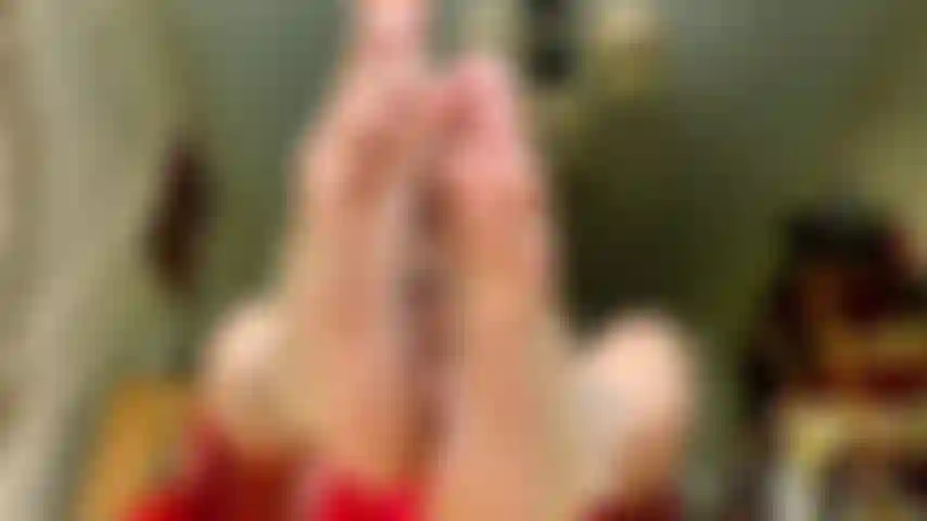 Abito rosso in streaming unghie bianche scheggiate.