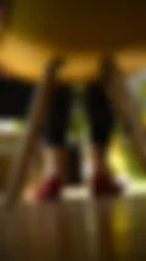 Gli appartamenti della milf penzolano, sotto la sedia pov.