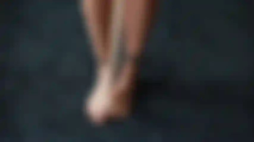 Spettacolo di piedi milf con calze di nylon.