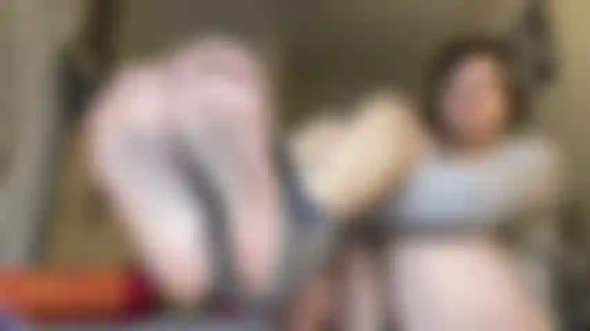 Gambe fuori suole e viso in mostra, milf tatuata, feticismo del piede.