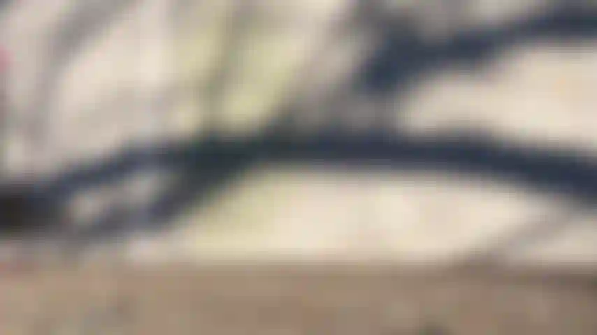 Piedi sudati dopo l'allenamento con calzini da yoga senza dita, salto con la corda a piedi nudi e con i calzini, piedi da milf ungheresi taglia 9.