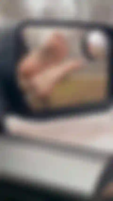 Piedi nudi fuori, unghie rosse, leggings di pizzo, suole mature.