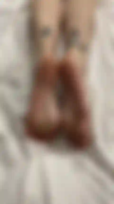 Spettacolo di suole mature e rugose.