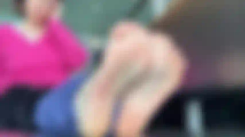 Airport foot helsinki, unghie dei piedi hotpink, viso e piedi milf.