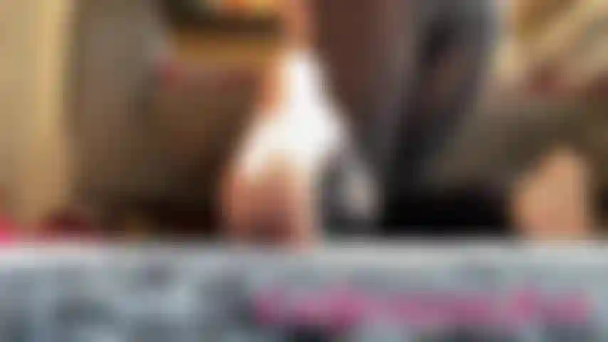 Leggo mentre ti ignoro, le suole mostrano.