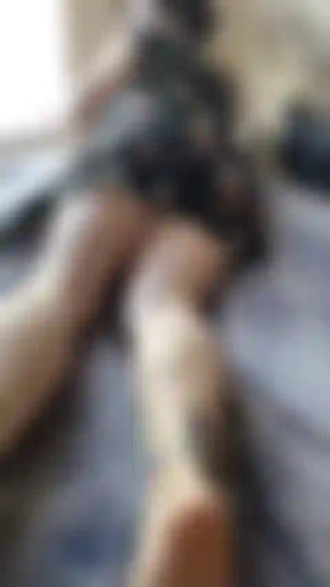 Mostra le suole rugose di milf, mi gironzola nel mio letto...