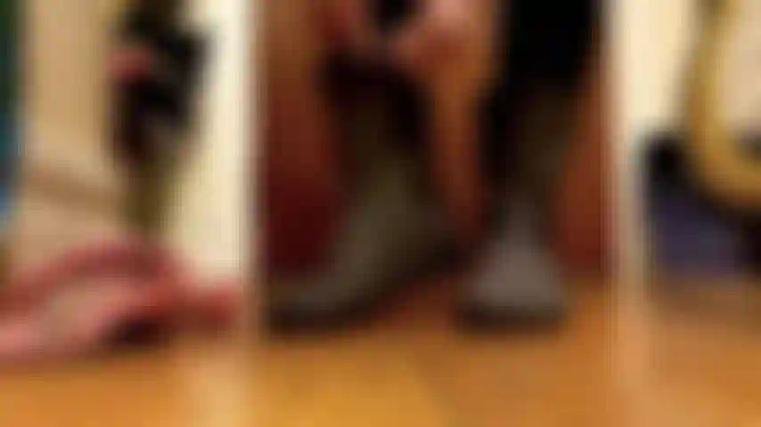 Arrivo a casa, rimozione dello stivale, penzolare, stuzzicare, dita bianche, pantofole pelose.