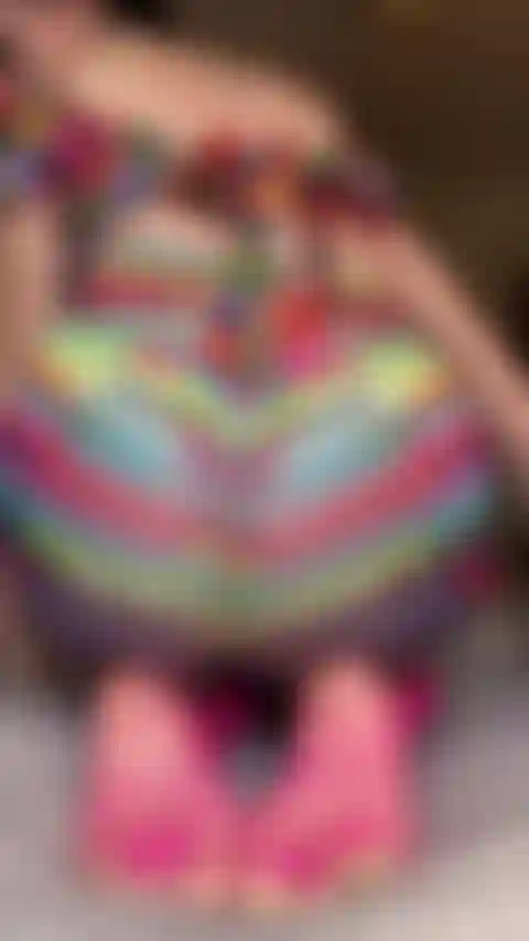 Calze a rete, culo e piante dei piedi, milf in leggings.