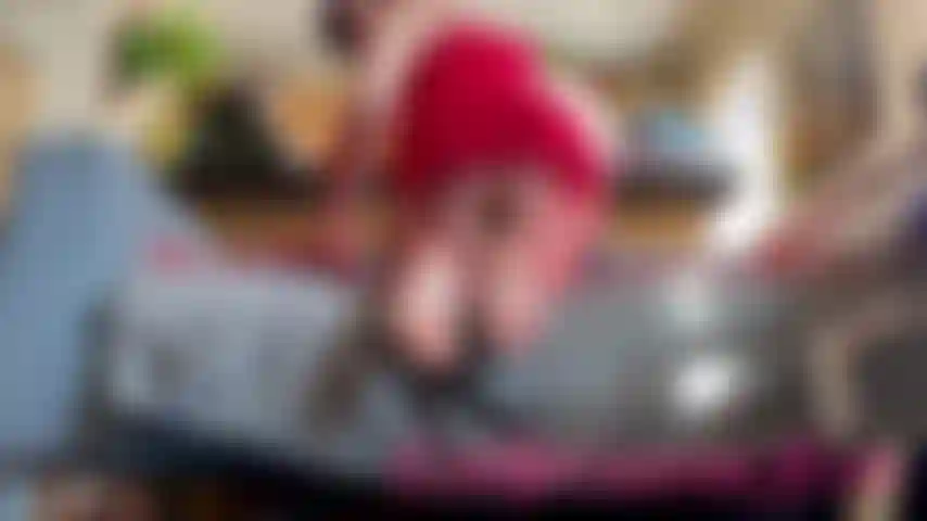 Culo n suole slomo, lingerie rossa, perizoma, mostrando il viso.