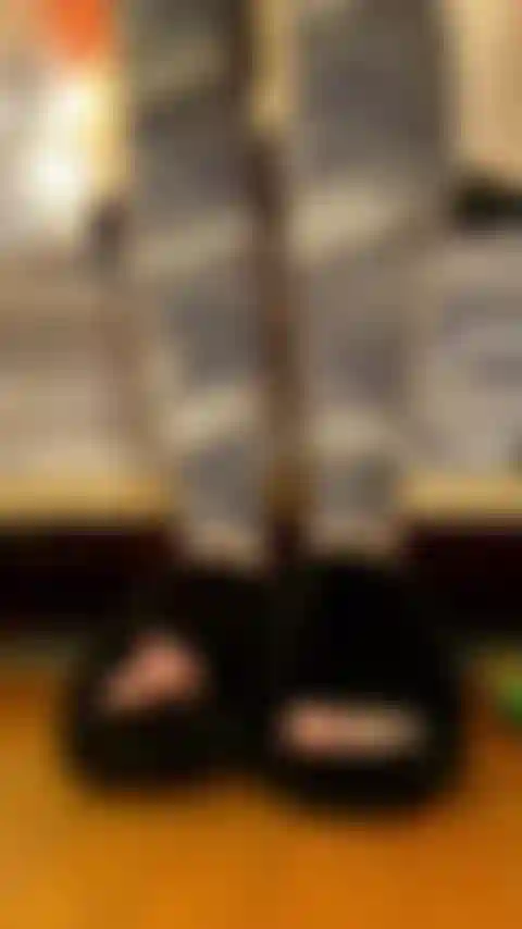 Le ciabatte ugg penzolano, le dita dei piedi milf bianche, le suole accartocciate.