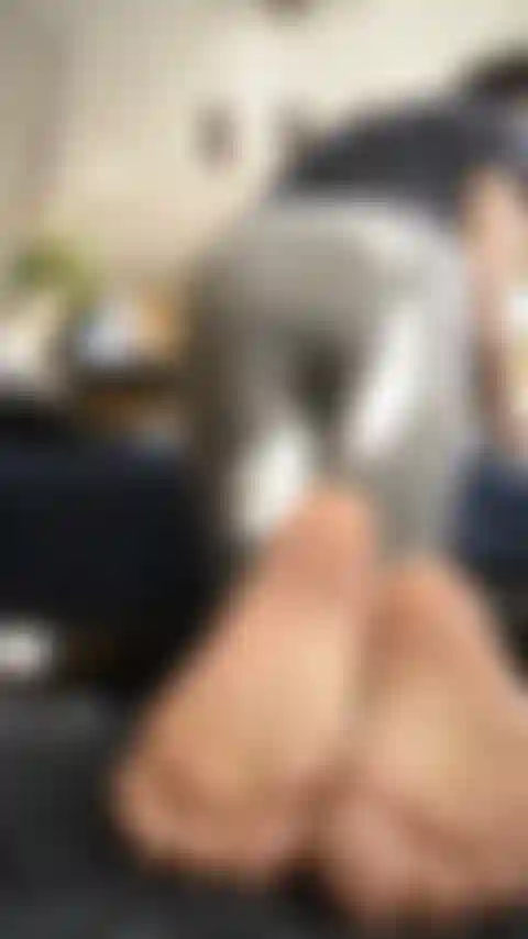 Culo e suole rugose, spettacolo di piedi maturi.