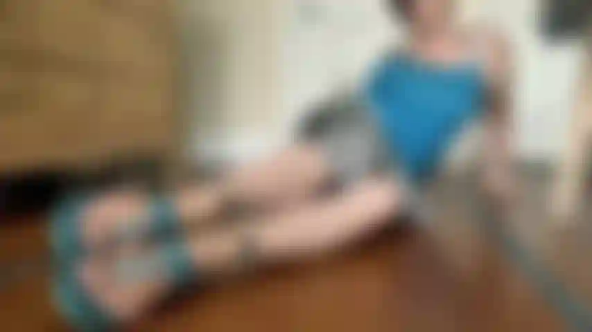 Sandalo blu dita dei piedi bianche gonna lunga spettacolo di piedi milf.