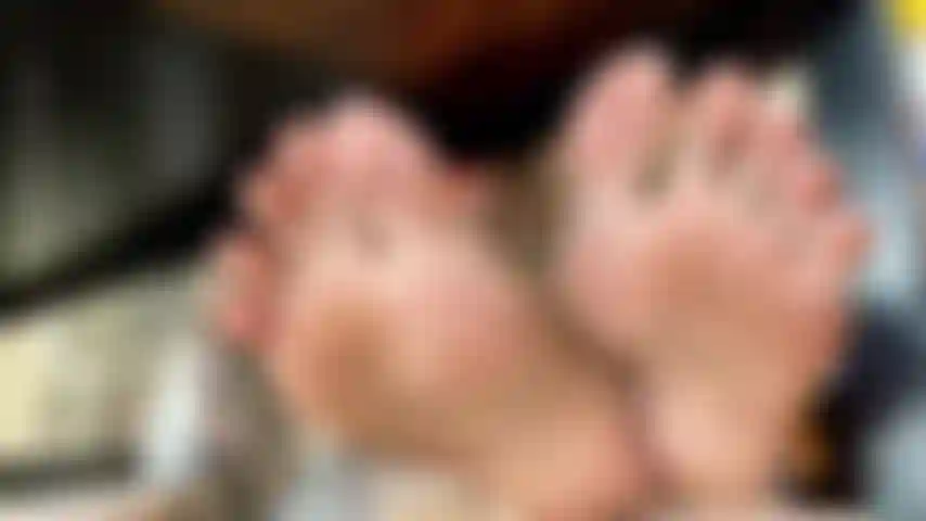 Sotto le suole del tavolo, vestito rosso, senza mutandine, cespuglio peloso.