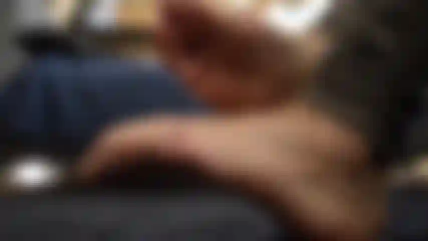 Primo piano suole rugose e spettacolo di culo.