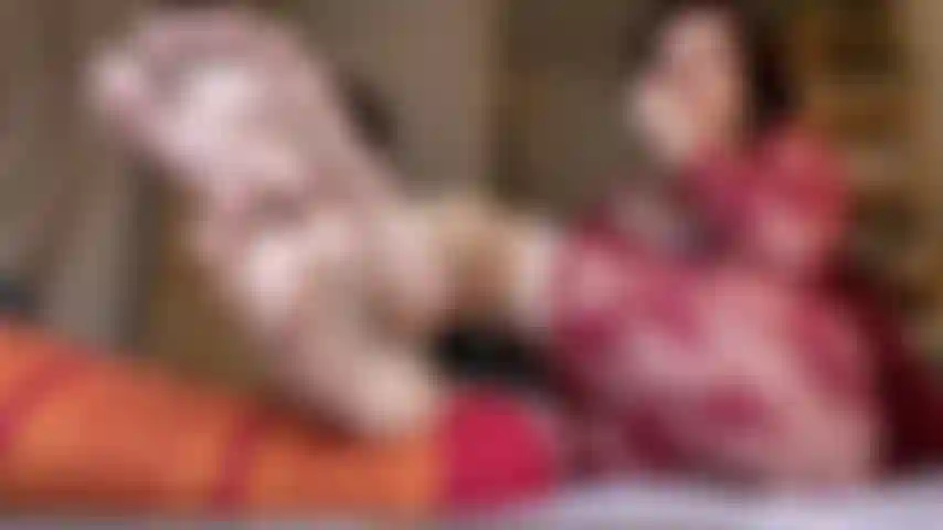 Milf in abito di pizzo suole e culo spettacolo, archi, dita dei piedi, suole rugose.